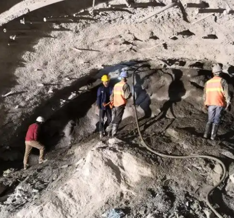 铁西隧道拱顶带模注浆料，微膨胀注浆料的特点及施工工艺